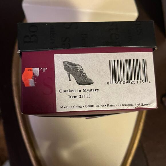 Just the Right Shoe Cloaked in Mystery - Picture 2 of 10